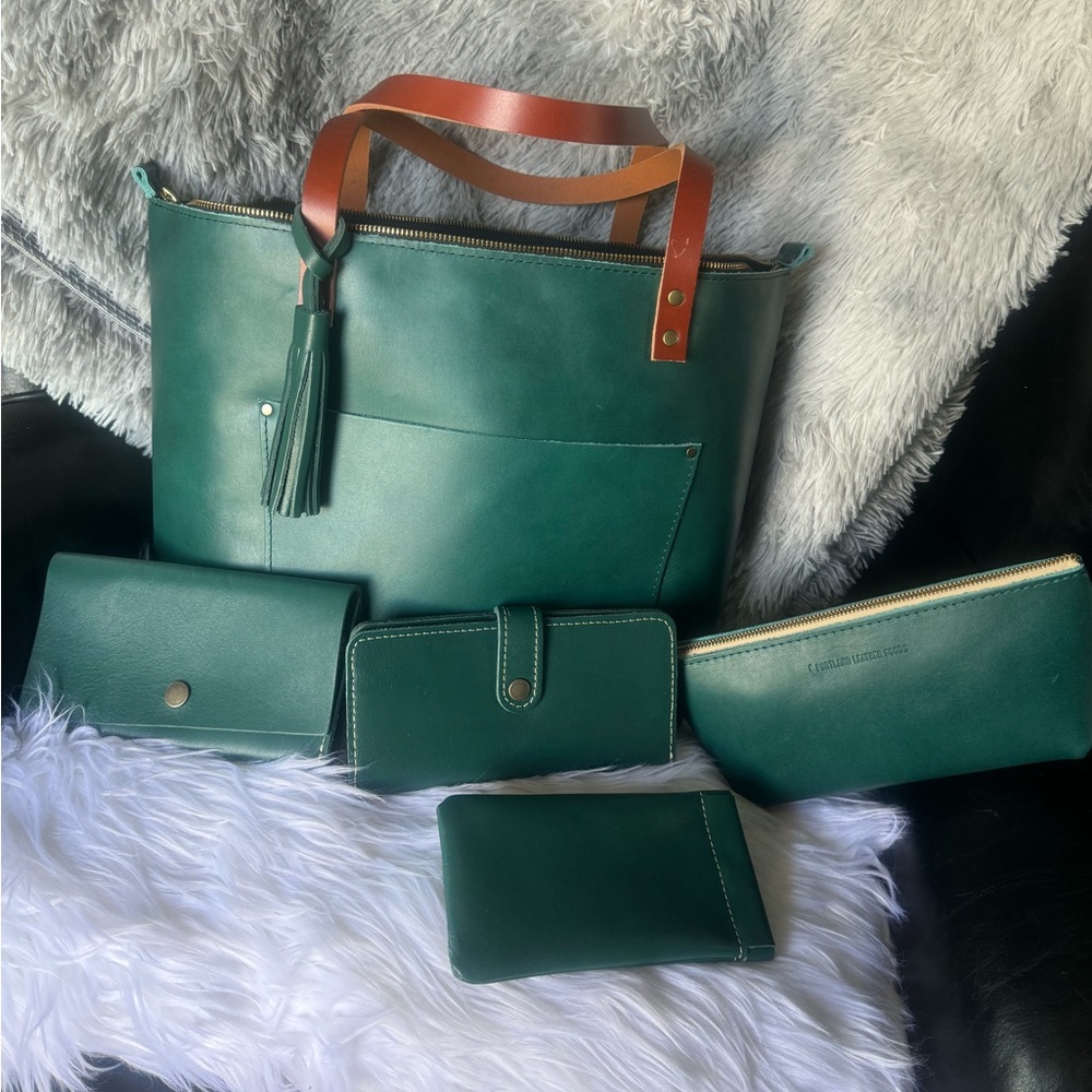 Caribbean Tote and Peacock accessories BNNU Lot. Not around pets or smoke.
